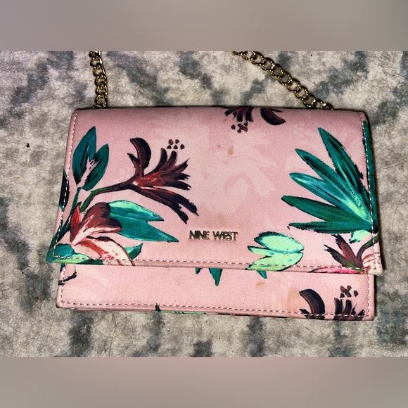 Nine West Handbags - Nine West purse 👛 (has a gold plated chain) (still in great condition)